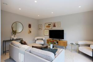 Chic London Living Upscale 2BR Home with Style
