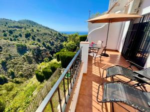 Apartamentos Axarquia , Frigiliana, terraza privada con vistas a la montaña rio y al mar