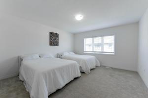 Modern Home 10 mins from Niagara Falls & Main Attraction with Free 2 Parkings