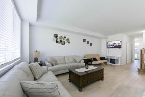 Modern Home 10 mins from Niagara Falls & Main Attraction with Free 2 Parkings