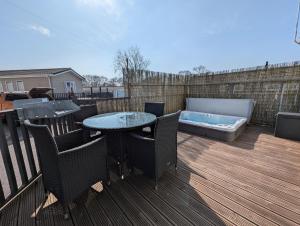 1 or 2 bedroom Hot tub Lodges