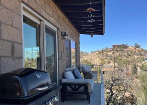 Eagles Nest Casita Luxury king memory foam bed feather pillows & duvet Amazing views, private balcony, Great location & Dog friendly