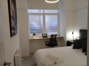 Exterior con parking en el barrio de Salamanca