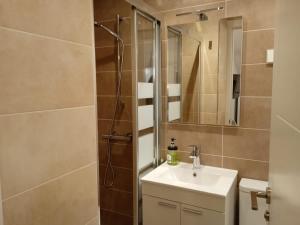 Exterior con parking en el barrio de Salamanca