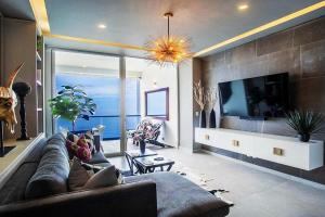 Gorgeous Designer Condo at Harbor