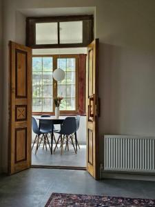 Ponti House Dilijan - beautiful 2 bedroom house and separate 1 bed unit, sleeps 6