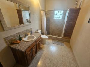 Suite Georgiana - Ensuite Double Bedroom, Cardiff Hall, Runaway Bay, One Mile to Beaches, 1 Hour From Montego Bay Airport