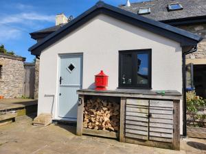 Dawel Lodge with Hot Tub and Logfire