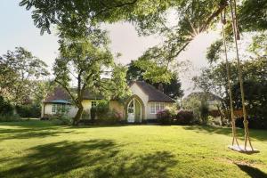 Plantagenet, A Historic Country Cottage with Pool and Hot Tub