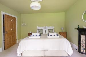 Plantagenet, A Historic Country Cottage with Pool and Hot Tub