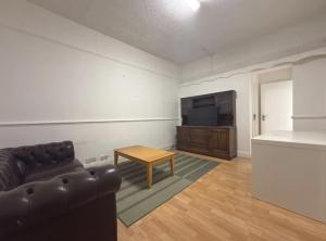Spacious 4 Bedroom Apartment in Ealing