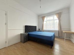 Spacious 4 Bedroom Apartment in Ealing