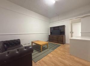 Spacious 4 Bedroom Apartment in Ealing