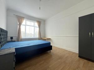 Spacious 4 Bedroom Apartment in Ealing