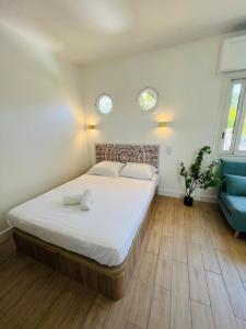 Seaside Studio with Terrace and Free Parking - Beach 2 Min Walk