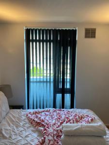 Cozy Entire Apartment with Free onsite Parking, 2-Min Walk to Barking Station