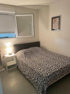 T1 Familial avec Terrasse, Piscine, Plage à 6 Min à Pied et Aqualand à 2 Min