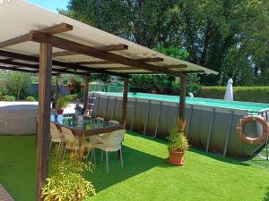 APARTAMENTO RURAL DUPLEX ( 270 metros.) DE 4 HAB. EN TOMIÑO CON JARDIN PRIVADO