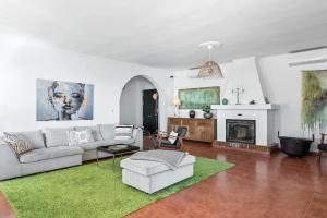 Retreat with sea views & private heated pool!