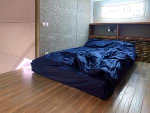 Студія з внутрішнім півповерхом.