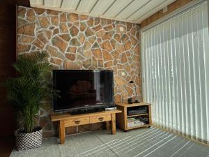 Underbar sjöutsikt nära bad och fiske