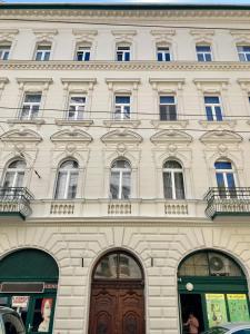 Trendy & Cozy Apartment at Heroes Square