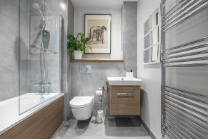 Beautiful Meadowbank Apartment with on-street parking