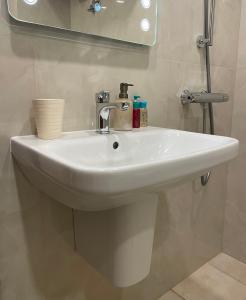 Newly Furnished AVI JACUZZI STUDIO for a family with kids