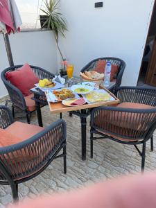 Clara Happy House Pyramids View