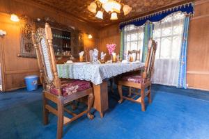 Royal Mumtaz Grp 蒙達斯集團