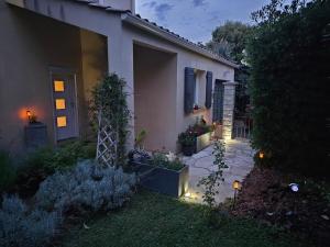 Villas Charmante maison avec piscine et jaccuzi en Provence : photos des chambres