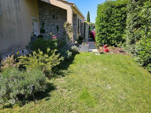 Villas Charmante maison avec piscine et jaccuzi en Provence : photos des chambres