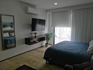 Menesse mitdtown2 , AVE 25TH