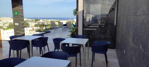 Menesse mitdtown2 , AVE 25TH