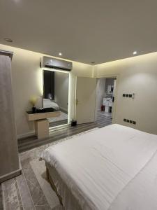 إفيرست الملقا الذاتية