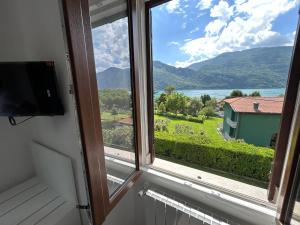 Lake Como - 3 min Walk from Beach - New Flat for 6 Guests