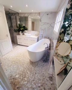 Villas Luxury Modern Provencal Villa Infinity Pool Epic Seaview near Cannes Festival-Ready : photos des chambres