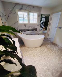 Villas Luxury Modern Provencal Villa Infinity Pool Epic Seaview near Cannes Festival-Ready : photos des chambres