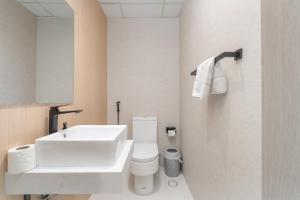 Extravagant 2BR Apartment in Ontario Tower for 4