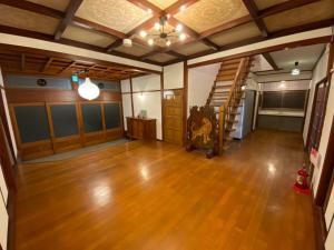 勝山貸切民泊三つ子の魂 福井県立恐竜博物館まで車で10分 発坂駅から徒歩5分