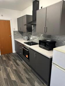Freshly Renovated Flat just minutes from Luton Airport with Private parking