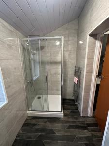 Freshly Renovated Flat just minutes from Luton Airport with Private parking