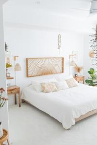 Chic and modern condo with Pool, Gym & Parking, 10 Min to Beach