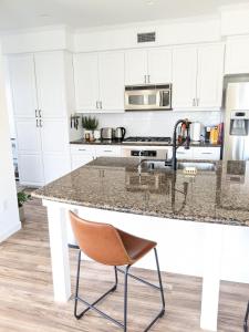 Chic and modern condo with Pool, Gym & Parking, 10 Min to Beach