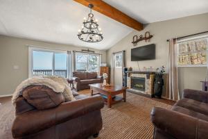 NEW LISTING - Cabin, Hot Tub, and Stunning Views