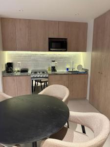 Stylish New Loft in Financial Zone and Downtown