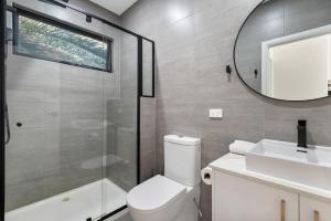 Comfortable 2BR Retreat with Balcony & Parking