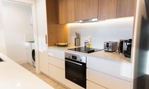 New City Condo with Brisbane River View & Parking