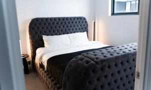 New City Condo with Brisbane River View & Parking