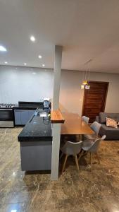 Apto mobília nova! 200mt das Praias Bacutia e Peracanga